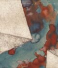 Albumo viršelyje - abstraktus paveikslas įvairiomis spalvomis. Paveiksle vyrauja mėlyni, raudoni ir balti dažai, išplaukę tarp dviejų geometrinių figūrų balta spalva.