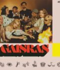 Albumo viršelyje yra didelės žmonių grupės nuotrauka įvairiomis spalvomis. Aplink nuotrauką yra rožinis rėmelis, ant kurio užrašytas albumo pavadinimas.