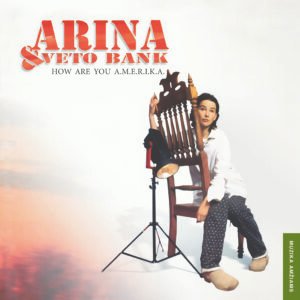 „Arina & VETO BANK – How Are You A.M.E.R.I.K.A.” albumo viršelis su Arina sėdinčia ant kėdės, perteikiantis retro roko estetiką.