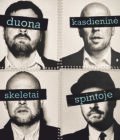 G & G Sindikato albumo „Duona Kasdieninė / Skeletai Spintoje“ viršelis su grupės nariais, uždengtais juodomis juostelėmis su žodžiais, perteikiantis tamsią ir konceptualią tematiką.