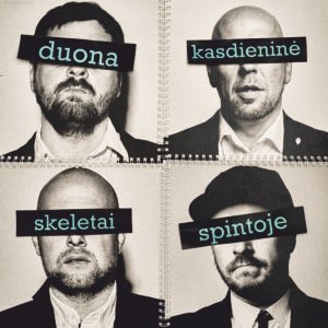 G & G Sindikato albumo „Duona Kasdieninė / Skeletai Spintoje“ viršelis su grupės nariais, uždengtais juodomis juostelėmis su žodžiais, perteikiantis tamsią ir konceptualią tematiką.