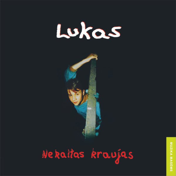 Lukas – Nekaltas Kraujas albumo viršelis su nuotrauka, kurioje matomas vaikinas, laikantis metalinę konstrukciją, su raudonu albumo pavadinimu ir balta grupės pavadinimo typografija.