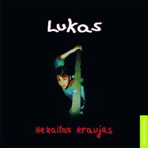 Lukas – Nekaltas Kraujas albumo viršelis su nuotrauka, kurioje matomas vaikinas, laikantis metalinę konstrukciją, su raudonu albumo pavadinimu ir balta grupės pavadinimo typografija.