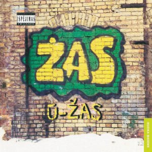 „ŽAS – U-Žas“ albumo viršelis su grafiti stiliaus „ŽAS“ užrašu ant plytų sienos, perteikiantis 90-ųjų hiphopo dvasią.