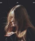 Livija Gemma - Dangus jau rausta albumo viršelis su nuotrauka, kuriame matyti šoninis atlikėjos merginos portretas, su baltu albumo pavadinimu. Fone tamsa, o merginos plaukus judina vėjas.