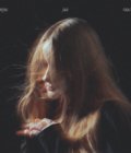 Livija Gemma - Dangus jau rausta albumo viršelis su nuotrauka, kuriame matyti šoninis atlikėjos merginos portretas, su baltu albumo pavadinimu.