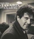 Albumo viršelyje - senamadiško stiliaus vyro nuotrauka, juodai balta su šiltu efektu. Vyras dėvi rudeninius drabužius, paltą, žiūri į kamerą ir šypsosi, o fone už jo matyti nugaros kitų žmonių.