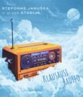 Steponas Januška ir Grupė Studija - Klausausi Radijo albumo viršelyje pavaizduota ryškiai oranžinis senovinio stiliaus radijas, sklandantis tarp minkštų baltų debesų mėlynajame danguje. Tolumoje matyti planeta su žiedais, panaši į Saturną.