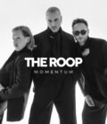Albume viršelyje pavaizduota muzikos grupė The Roop. Tai juodai baltas atvaizdas, kuriame visi trys grupės nariai vilki juodus drabužius, pozicijos yra dinamiškos ir išraiškingos. Dešinėje nuotraukos pusėje yra raudona vertikali linija, suteikianti dizainui papildomo akcento.