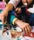 Jauti " Meile" vinilo albumo viršelis vaizduoja šventišką sceną su tortu, žmonėmis ir spalvingomis detalėmis, perteikiančiomis chaotišką meilės nuotaiką.
