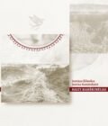 Viršelyje pavaizduotas minimalistinio stiliaus kompozicinis piešinys ir nuotraukos derinys: viršutinėje dalyje matomas baltas marškinėlių fragmentas su raudonais liaudiškais ornamentais ties apykakle. Ant kaklo – maža paukščio tatuiruotė ar piešinys. Virš marškinėlių – skraidančio paukščio eskizas. Apatinėje dalyje – neryški, sepijos atspalvio kaimo kelio ar takelio nuotrauka, vedanti į tolį. Tai atrodo kaip subtiliai stilizuotas, galbūt istorinę ar poetinę nuotaiką kuriantis viršelis.