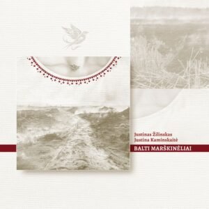 Viršelyje pavaizduotas minimalistinio stiliaus kompozicinis piešinys ir nuotraukos derinys: viršutinėje dalyje matomas baltas marškinėlių fragmentas su raudonais liaudiškais ornamentais ties apykakle. Ant kaklo – maža paukščio tatuiruotė ar piešinys. Virš marškinėlių – skraidančio paukščio eskizas. Apatinėje dalyje – neryški, sepijos atspalvio kaimo kelio ar takelio nuotrauka, vedanti į tolį. Tai atrodo kaip subtiliai stilizuotas, galbūt istorinę ar poetinę nuotaiką kuriantis viršelis.