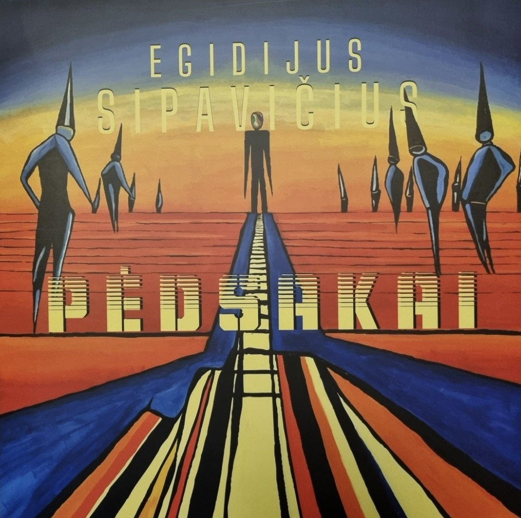 Egidijus Sipavičius Pėdsakai vinilinė plokštelė Albumo viršelis pasižymi ryškiu, siurrealistiniu stiliumi. Pagrindinėje kompozicijoje matyti ilgas, perspektyvoje nutolstantis kelias ar takas, vedantis į horizontą, kuriame stovi žmogaus figūra. Aplink ją – keistos, kūgines kepures primenančiais galvos apdangalais vilkinčios figūros, primenančios futuristinius ar simbolinius personažus.