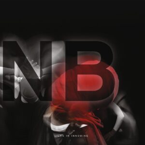 Albumo viršelis yra tamsus, kontrastingas ir dinamiškas. Jame dominuoja juoda foninė spalva, kuri suteikia paslaptingumo ir dramatizmo. Per visą viršelį didelėmis, ryškiomis raidėmis užrašyta „NB“, šios raidės atrodo lyg lengvai išsklaidytos ar apšviestos minkštu švytėjimu, todėl sukuria gylio įspūdį.Fone matyti judesio efektu sulietos figūros – žmonės arba jų fragmentai, kurių pozos primena šokį ar intensyvią emocinę išraišką. Kairėje pusėje dominuoja pilkšvi ir balti tonai, o dešinėje ryškiai išsiskiria raudonas audinys, apsivyniojęs aplink vienos figūros galvą ir pečius. Raudona spalva suteikia viršeliui dramatišką, netgi šiek tiek įtemptą atmosferą.