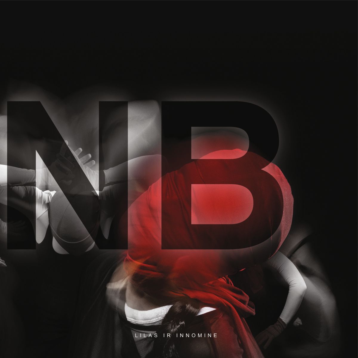 Lilas ir Innomine AKNB vinilinė plokštelė Albumo viršelis yra tamsus, kontrastingas ir dinamiškas. Jame dominuoja juoda foninė spalva, kuri suteikia paslaptingumo ir dramatizmo. Per visą viršelį didelėmis, ryškiomis raidėmis užrašyta „NB“, šios raidės atrodo lyg lengvai išsklaidytos ar apšviestos minkštu švytėjimu, todėl sukuria gylio įspūdį.Fone matyti judesio efektu sulietos figūros – žmonės arba jų fragmentai, kurių pozos primena šokį ar intensyvią emocinę išraišką. Kairėje pusėje dominuoja pilkšvi ir balti tonai, o dešinėje ryškiai išsiskiria raudonas audinys, apsivyniojęs aplink vienos figūros galvą ir pečius. Raudona spalva suteikia viršeliui dramatišką, netgi šiek tiek įtemptą atmosferą.