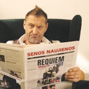 Nuotraukoje albumo viršelis matomas laikraštyje, kurį skaito žmogus. Bendras įspūdis – tarsi roko ar alternatyvios muzikos albumo viršelis, kuriame dominuoja rimta, šiek tiek dramatiška nuotaika.