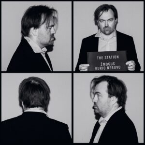 Albumo viršelis yra juodai baltas, sudarytas iš keturių kadrų tarsi policinės nuotraukos (mugshot) serija. Matomas tas pats vyras iš skirtingų kampų: iš priekio, profilio, iš nugaros ir dar vienas šoninis vaizdas. Jis vilki tamsų švarką ir šviesius marškinius, atrodo šiek tiek pavargęs, rimtas, su netvarkinga šukuosena ir barzdelės šešėliu.