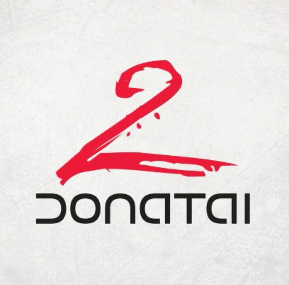 Albumo viršelis atrodo minimalistinis, bet labai ekspresyvus. Fone – šviesus, šiek tiek tekstūruotas paviršius, primenantis popierių ar drobę. Centre dominuoja ryškus raudonas, teptuku nutapytas skaičius „2“ – netolygus, su matomais potėpiais, tarsi darytas ranka. Jis suteikia viršeliui energijos, judesio ir truputį maišto jausmo