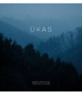 Agota Zdanavičiūtė & Kristijonas Lučinskas – Ūkas vinilas: melancholiškas miško siluetas tamsiai mėlyno rūko fone