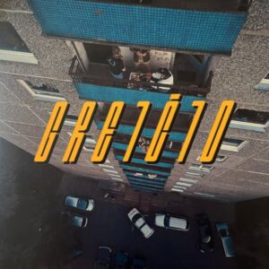 Albumo viršelyje matomas daugiabutis namas iš viršaus (paukščio skrydžio perspektyva). Žiūrima žemyn nuo viršutinių aukštų: balkonuose stovi keli žmonės, apačioje – kiemas su pastatytais automobiliais. Visa scena atrodo kiek niūri, urbanistinė, su „betoninių rajonų“ atmosfera.