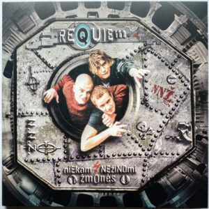 Albumo viršelis atrodo gana industrinis ir šiek tiek niūrus, su stipriu 90-ųjų alternatyvos vibe’u. Centre – apvalus metalinis liukas, primenantis bunkerį ar pramoninę mašiną. Iš jo išlindę trys vaikinai, palinkę į priekį ir tarsi siekiantys žiūrovo. Jų pozos gana artimos, net šiek tiek chaotiškos – sukuria jausmą, kad jie veržiasi iš uždaros erdvės į išorę. Apranga paprasta, kasdieniška, be jokio blizgesio.