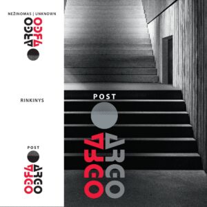 Albumo viršelyje pavaizduoti modernūs betoniniai laiptai, kylantys į viršų. Vaizdas nespalvotas (juodai baltas), su ryškiu šviesos ir šešėlių kontrastu. Dešinėje matyti vertikalių linijų siena ir nedidelė durų anga. Ant laiptų uždėtas minimalistinis grafinis dizainas. Bendras stilius – minimalistinis, modernus, su industrine ir šiek tiek paslaptinga nuotaika.