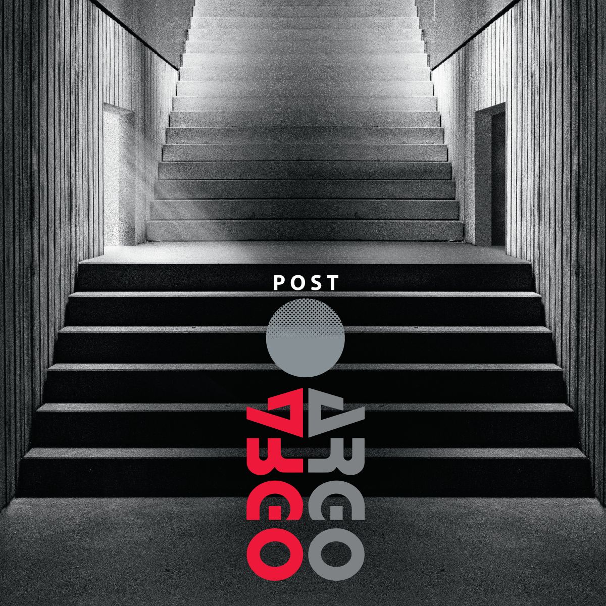 Albumo viršelyje pavaizduoti dideli, monumentalūs laiptai, kylantys aukštyn simetriškoje, modernioje erdvėje. Vaizdas nespalvotas, su stipriu kontrastu ir architektūriniu minimalizmu – sienos iš abiejų pusių dengtos vertikaliomis linijomis, o laiptų viršus paskendęs šviesoje ar rūke. Viršutinėje laiptų dalyje matomas žodis „POST“, o centre – stilizuotas apskritimas ir ryškus, modernus užrašas „ARGO“ (raudonos ir pilkos spalvos), išdėstytas vertikaliai. Bendras įspūdis – paslaptingas, dramatiškas ir šiek tiek futuristinis.