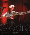 Giedrė – Akustiškai Vol. II vinilas: raudonai apšviesto koncerto viršelis su dainininkės portretu ir blizgančia suknele