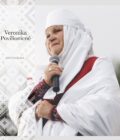 Veronika Povilionienė – Antologija vinilo viršelis: dainininkės portretas su tautiniu kostiumu ir mikrofonu