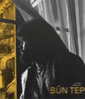 Andriaus Kulikausko vinilo albumas „Būn Tep“ – minimalistinis juodai baltas viršelis su žmogaus siluetu prie lango ir geltonu šviesos akcentu.