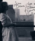 Vinilo plokštelė „Alina Orlova – Live at Vilnius Picture Gallery“: nespalvotas viršelis su moters siluetu profilyje, stovinčia prie balkono miesto fone, su ranka rašytu albumo pavadinimu viršuje.
