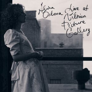 Vinilo plokštelė „Alina Orlova – Live at Vilnius Picture Gallery“: nespalvotas viršelis su moters siluetu profilyje, stovinčia prie balkono miesto fone, su ranka rašytu albumo pavadinimu viršuje.