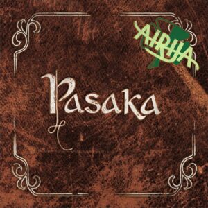 „Airija“ vinilo albumas „Pasaka“ – rudas tekstūrinis viršelis su dekoratyviniu rėmeliu, baltu stilizuotu pavadinimu „Pasaka“ centre ir žaliu „Airija“ logotipu viršutiniame dešiniajame kampe