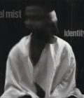 Juodai baltas vinilo albumo „Identity“ viršelis – centre sėdintis išsiliejusio veido žmogus baltu drabužiu, tamsiame fone, kairėje užrašas „el mist“, dešinėje „identity“. Atmosferiškas, minimalistinis dizainas su grūdėtos fotografijos efektu.