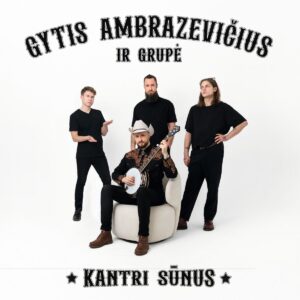 Balto fono nuotraukoje keturi grupės nariai, vienas jų sėdi fotelyje su bandža, dėvi kaubojišką skrybėlę ir juodus marškinius su ornamentais.